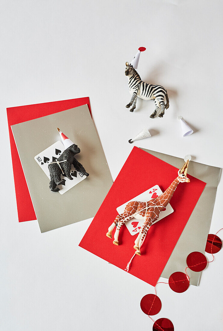 DIY-Einladungskarten mit Tierfiguren für einen Zirkus