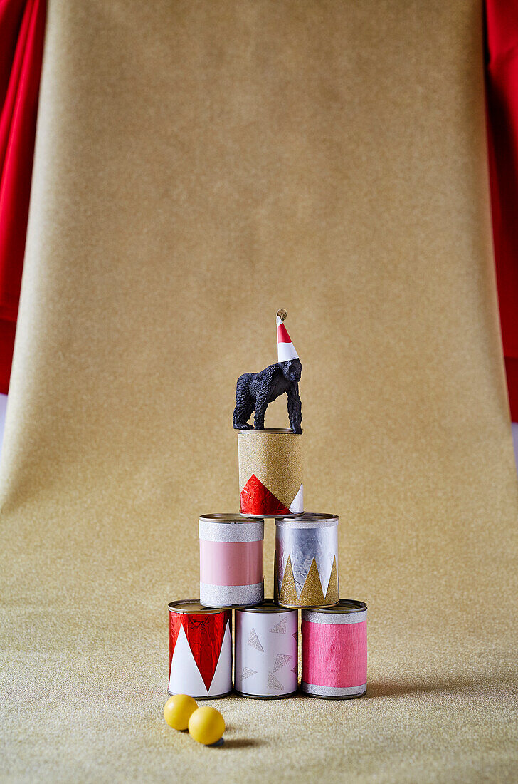 DIY-Zirkus - Gorillafigur auf Turm aus Konservendosen