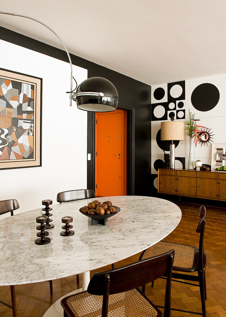 Ovaler Esstisch mit Stühlen und Bogenlampe im Appartement im 60er Jahre Stil