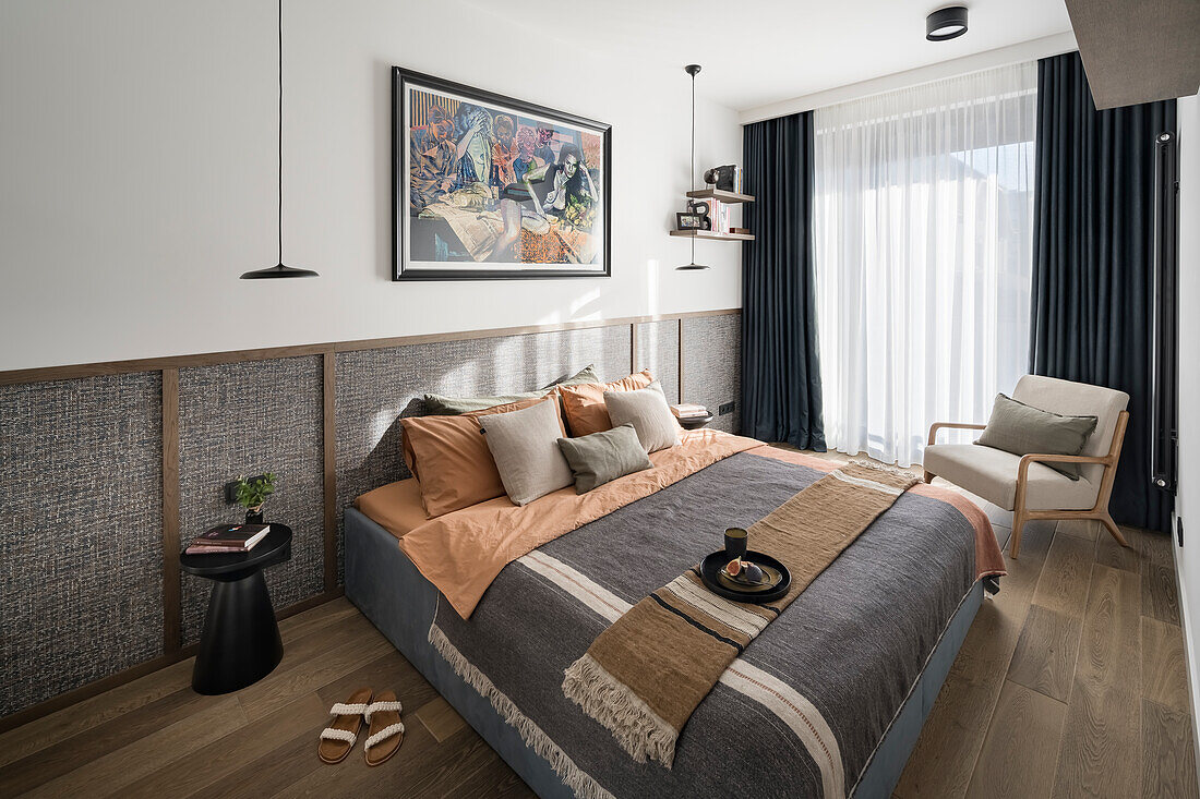 Doppelbett mit Kissen vor Wandverkleidung im Schlafzimmer