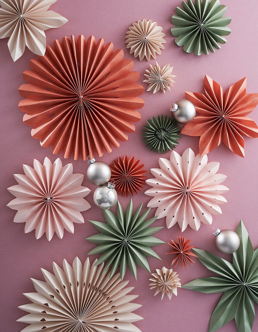 DIY-Papiersterne als Weihnachtsdekoration