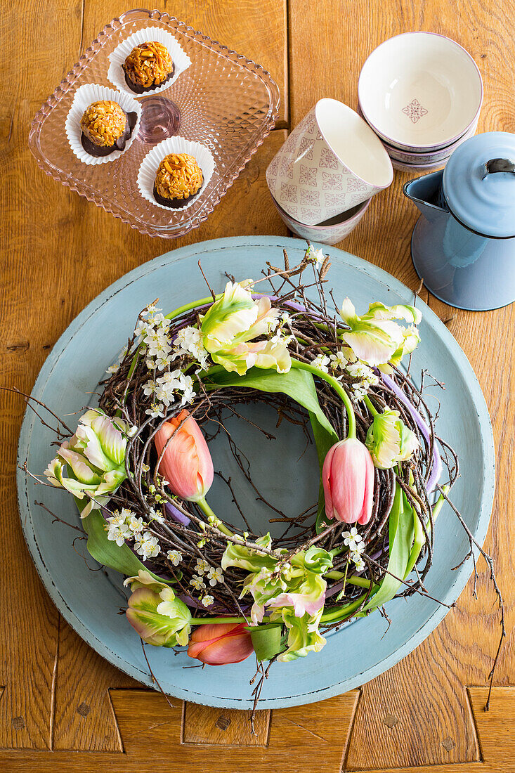 Table wreath of birch twigs and tulips