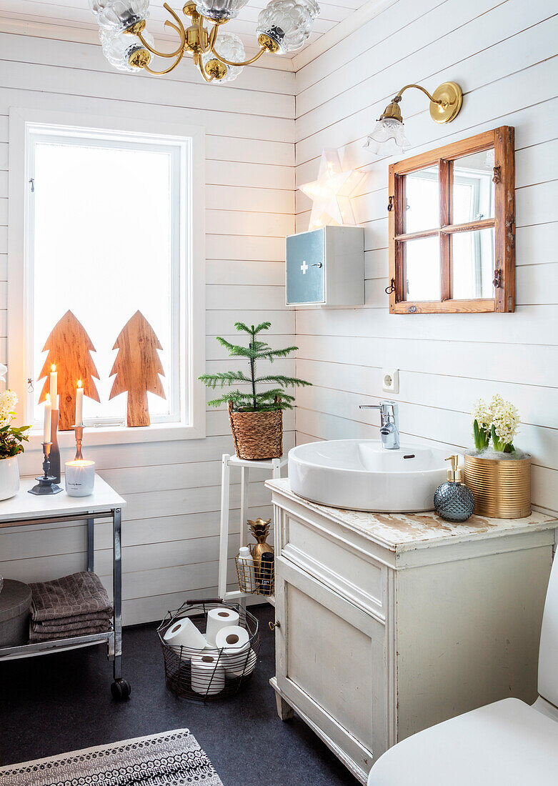 Badezimmer im Landhausstil mit Holzpaneelen und Vintage-Möbeln