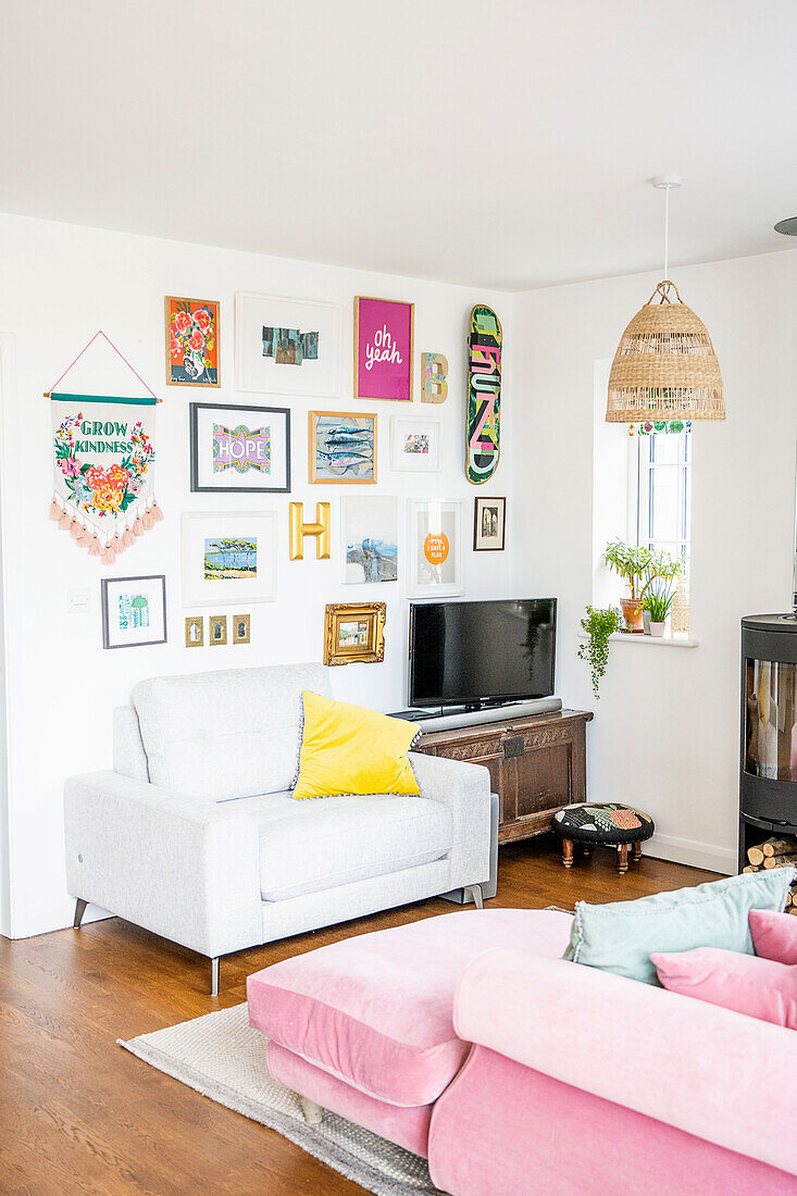 Wohnzimmer mit Wanddekoration über Sessel und Fernseher