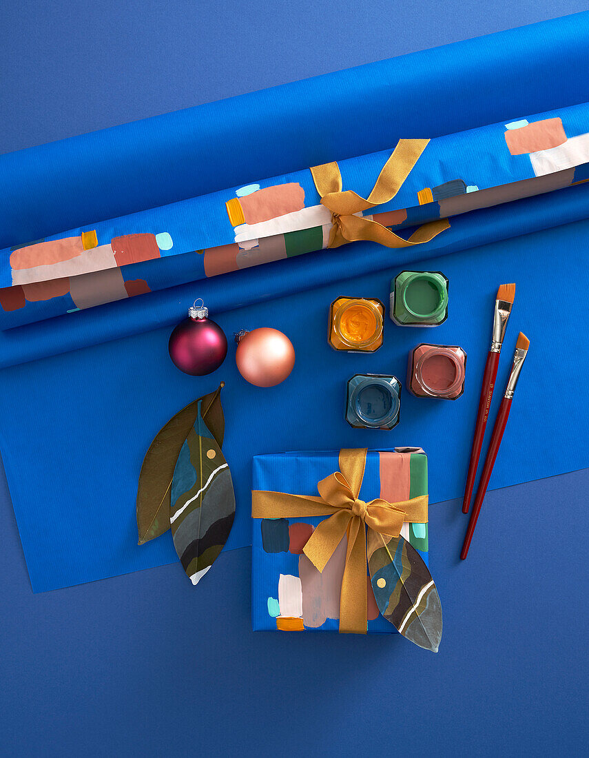 Verpacktes Geschenk mit handbemalten Geschenkpapier