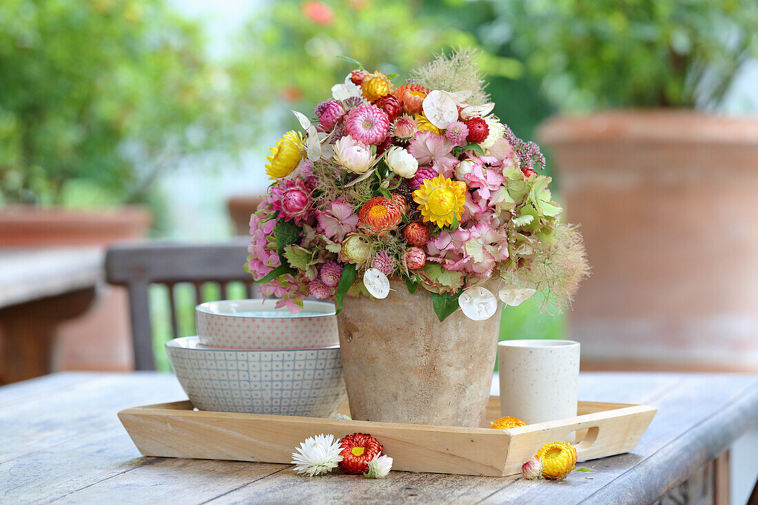 Blumenstrauß aus Strohblumen, Hortensien und Perückenstrauch, Sterndolden, Kugelamaranth und Wilder Möhre