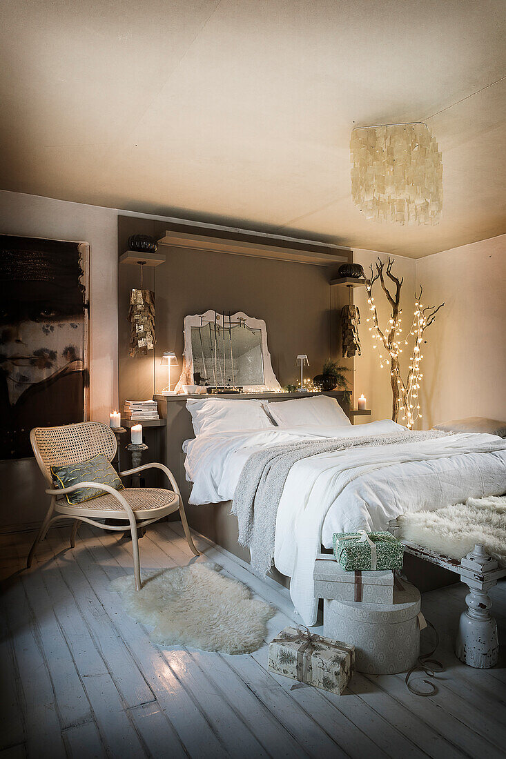 Doppelbett in weihnachtlich dekoriertem Schlafzimmer