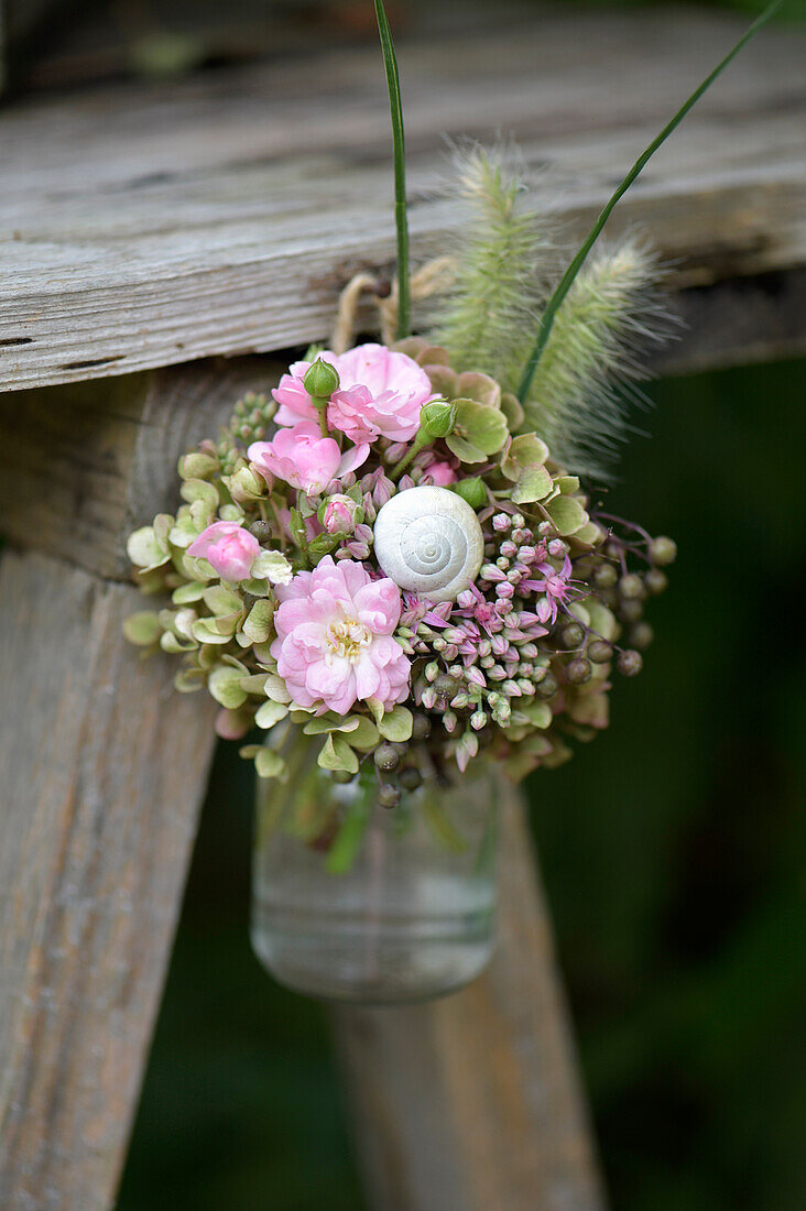 Kleiner Strauß mit Sedum, Rosen, Holunderbeeren und Hortensie