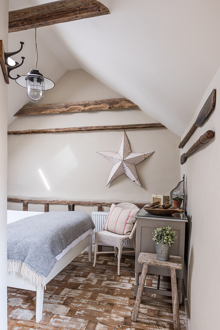 Country-style guest room with single bed and star decor under sloping ceiling