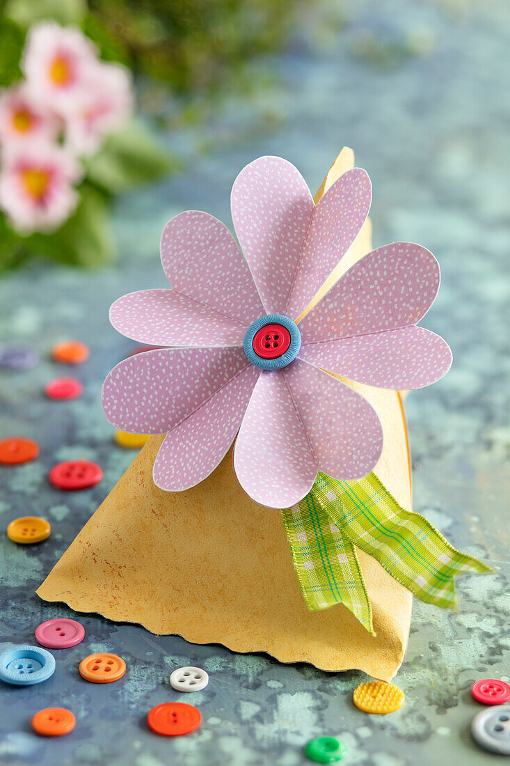 DIY-Geschenkverpackung: Papierblume