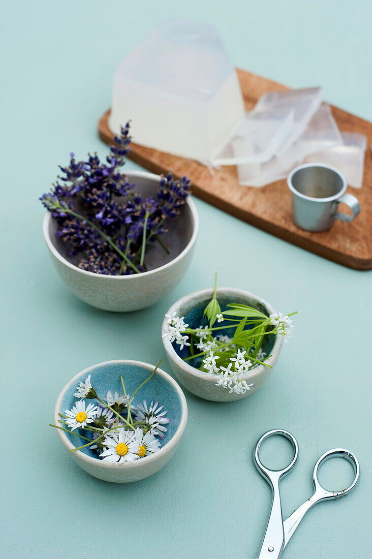 Zubereitung auf verschiedenen Wildblumen und Glyzerinmaterial für selbstgemachte Seifenstücke