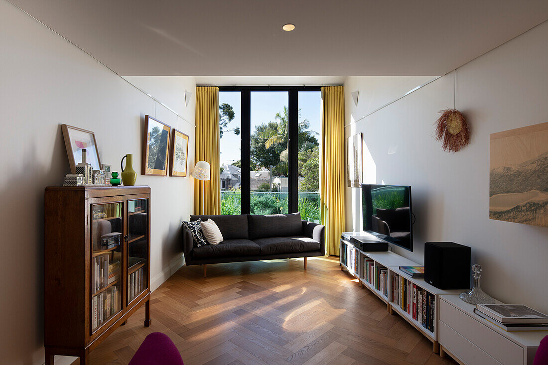 Blick in den Wohnraum mit Lowboard und Bücherschrank