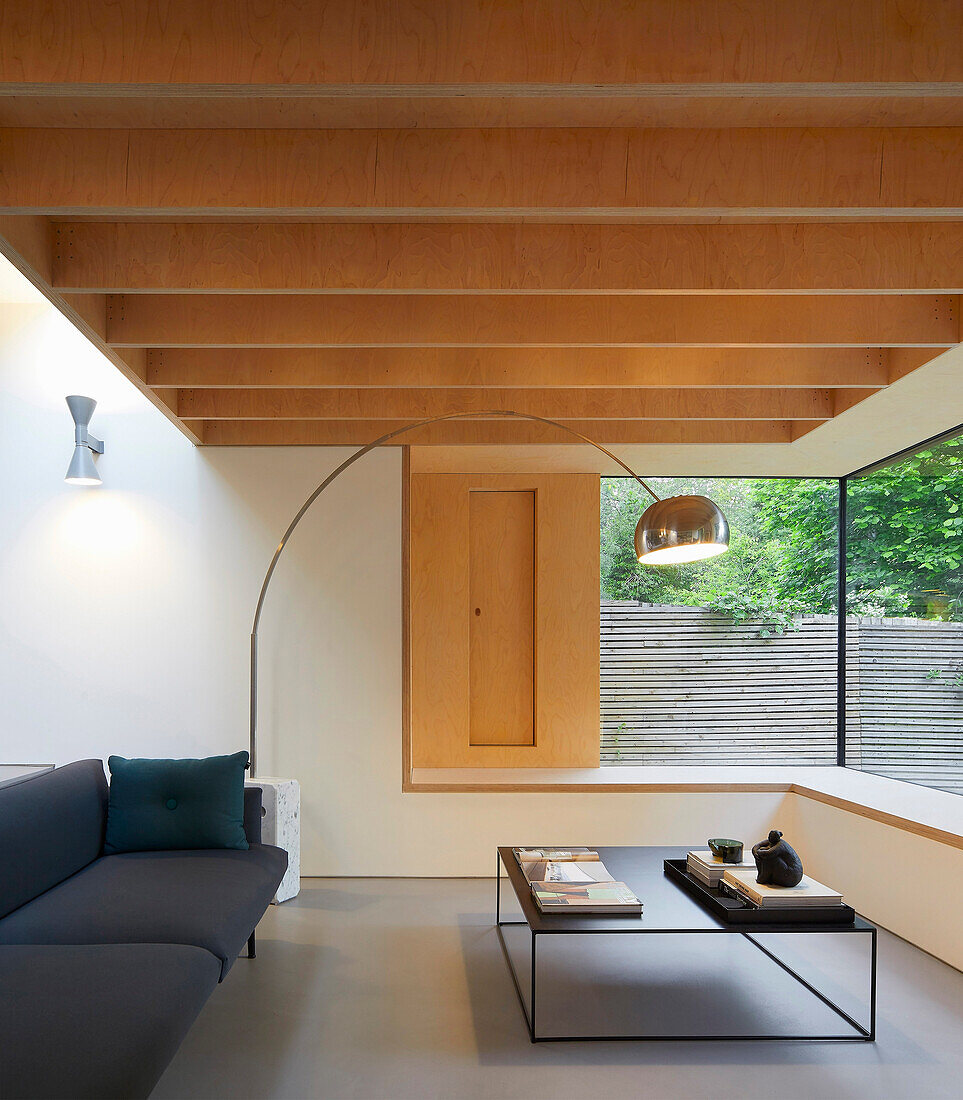 Minimalistisches Wohnzimmer mit Holzdecke und Verglasung