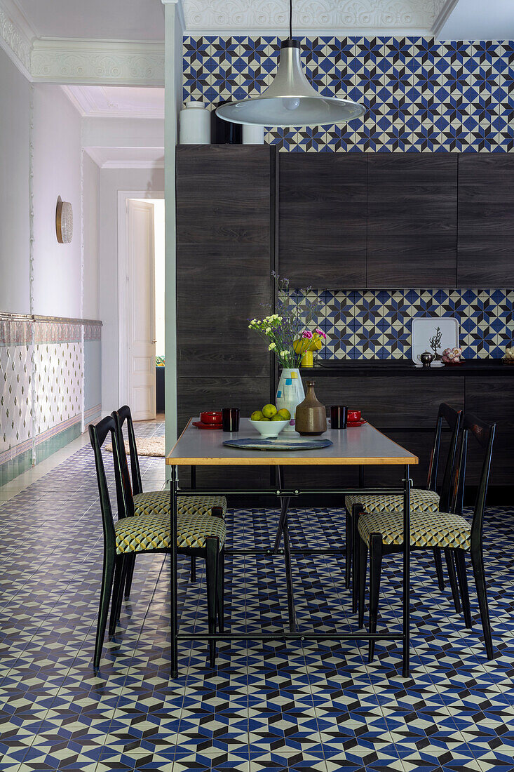 Essbereich und dunkle Holzmöbel in der Küche mit dekorativen Fliesen