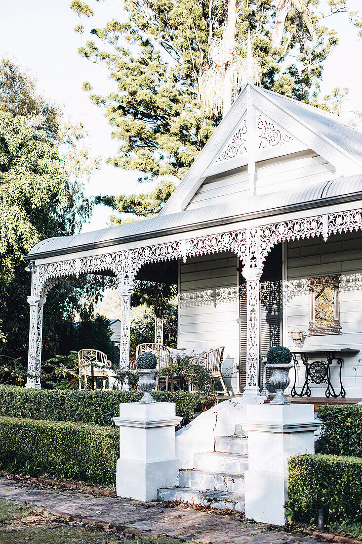 Viktorianisches Haus mit Veranda und typischer Verzierung