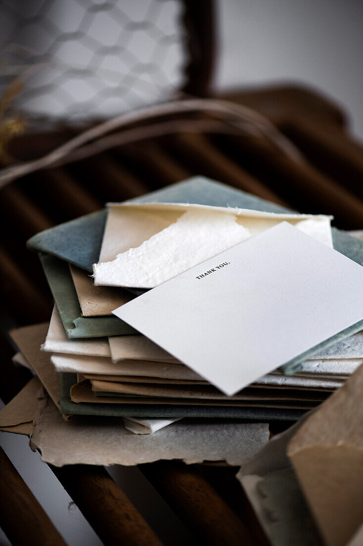 Briefpapier und Umschläge auf Schreibtisch