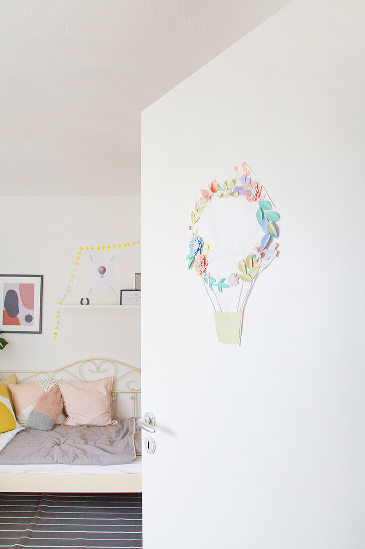 Kinderzimmer mit DIY-Heißluftballon-Wanddeko und Bett