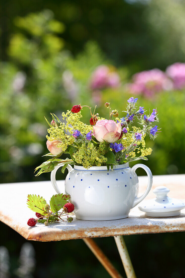 Sommerstrauß aus Rosen, Frauenmantel, Walderdbeeren und gewöhnlichem Natternkopf