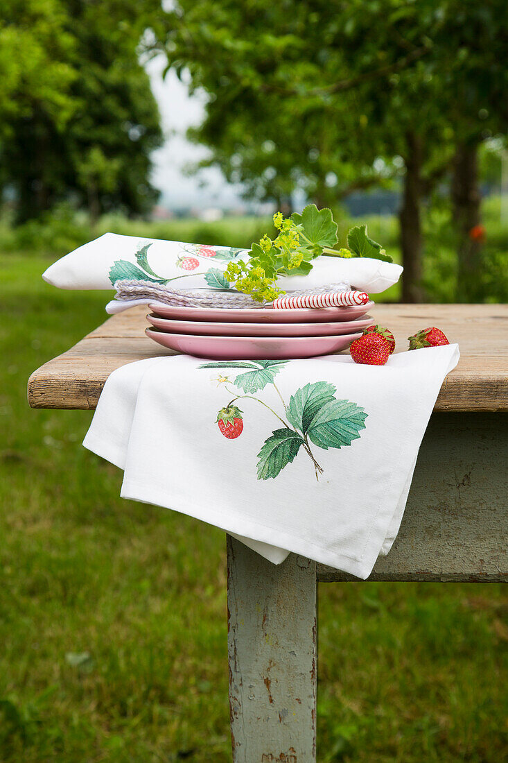 DIY-Stoffservietten mit Erdbeermotiv auf Gartentisch