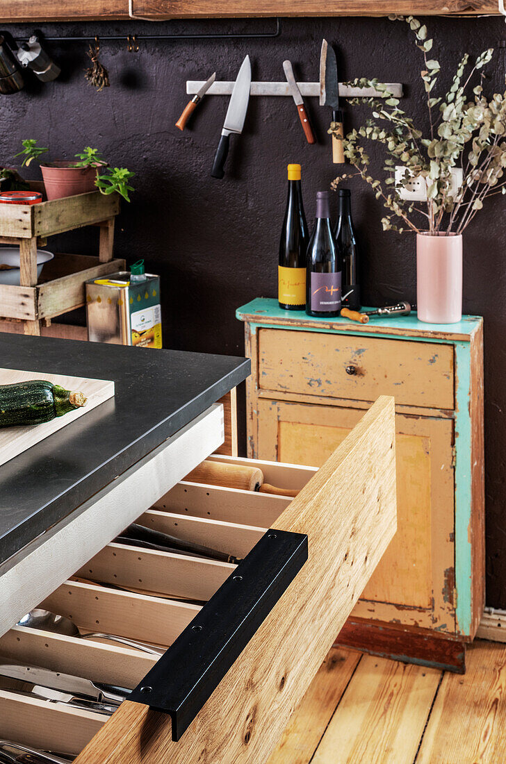 Kücheninsel aus Holz in Handwerkskunst, mit geöffneter Schublade