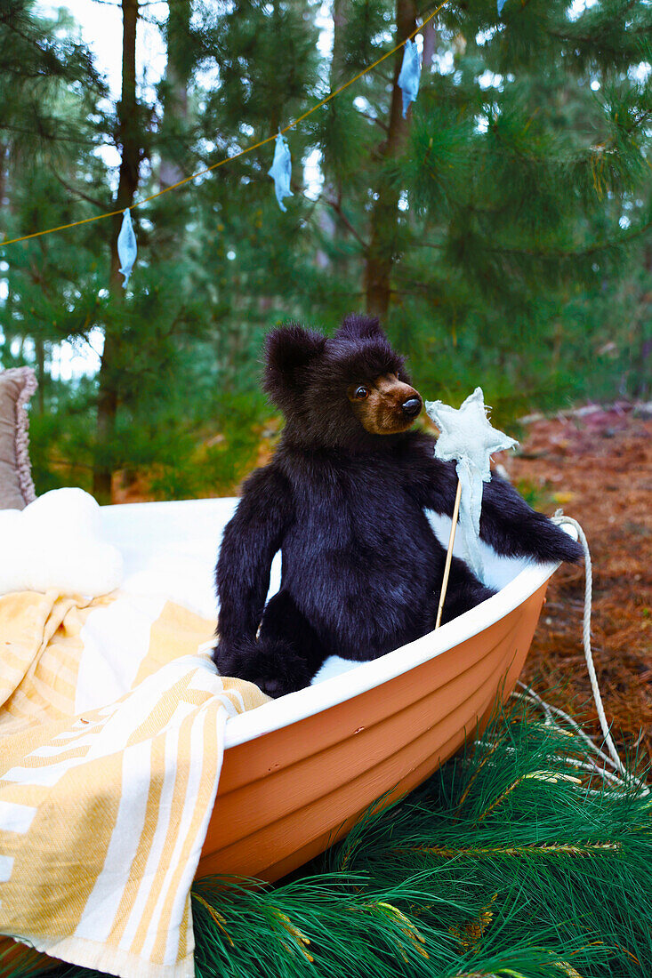Boot mit Badetuch und Teddybär im Wald - Geschenkidee für Kinder
