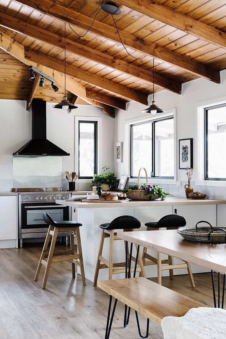 Renovierter Küche mit Essbereich, weiße Wände und Holzdecke