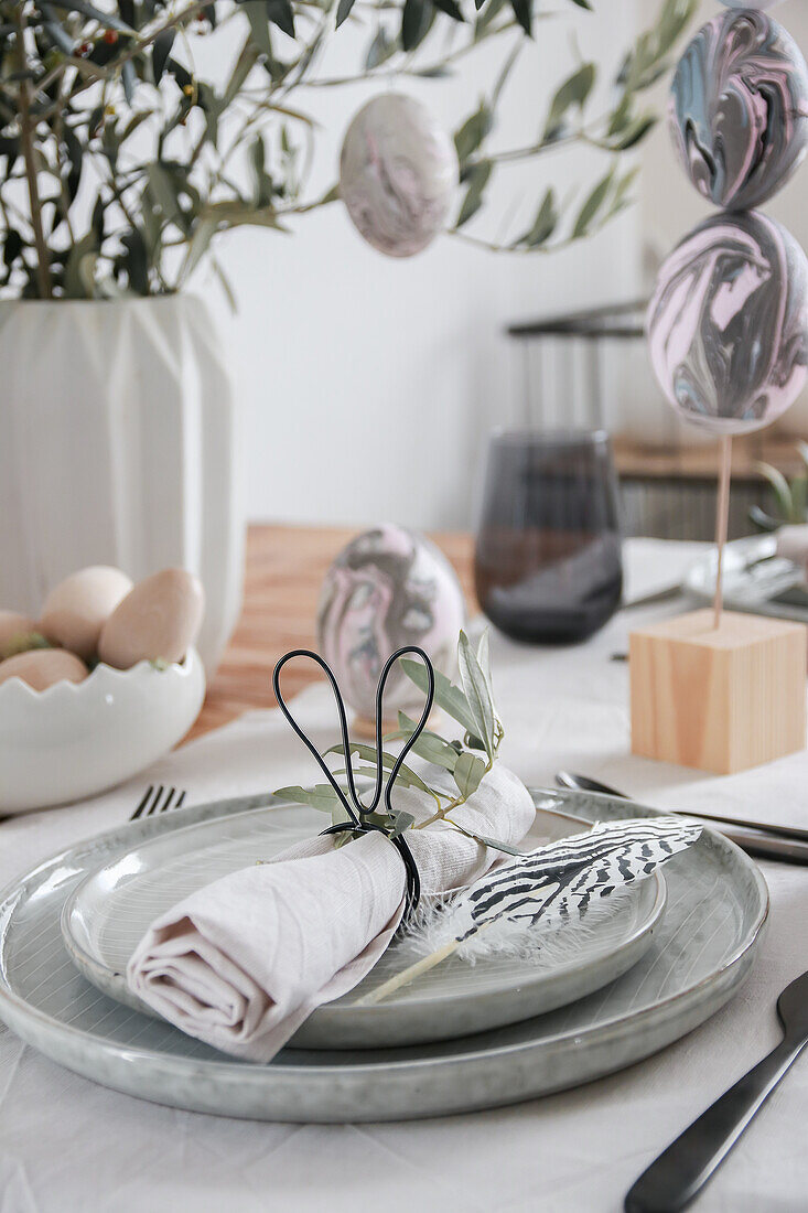 Easter decoration with marbled eggs and napkin ring with bunny ears