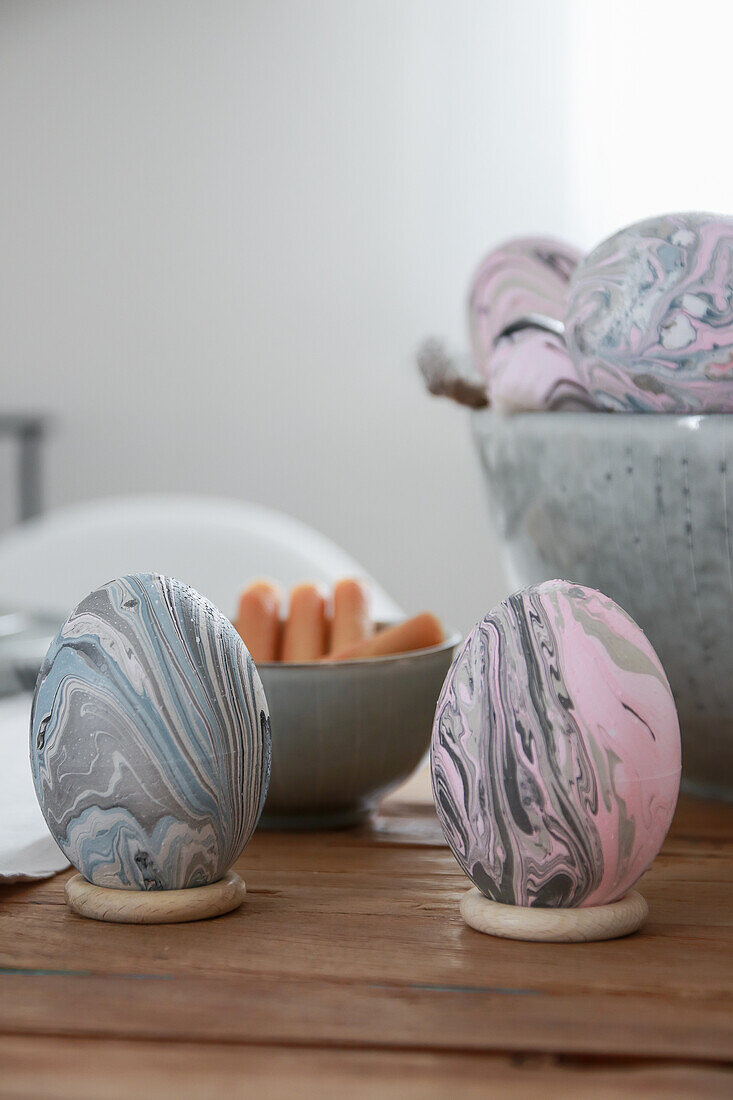 DIY decoration: marbled Easter eggs