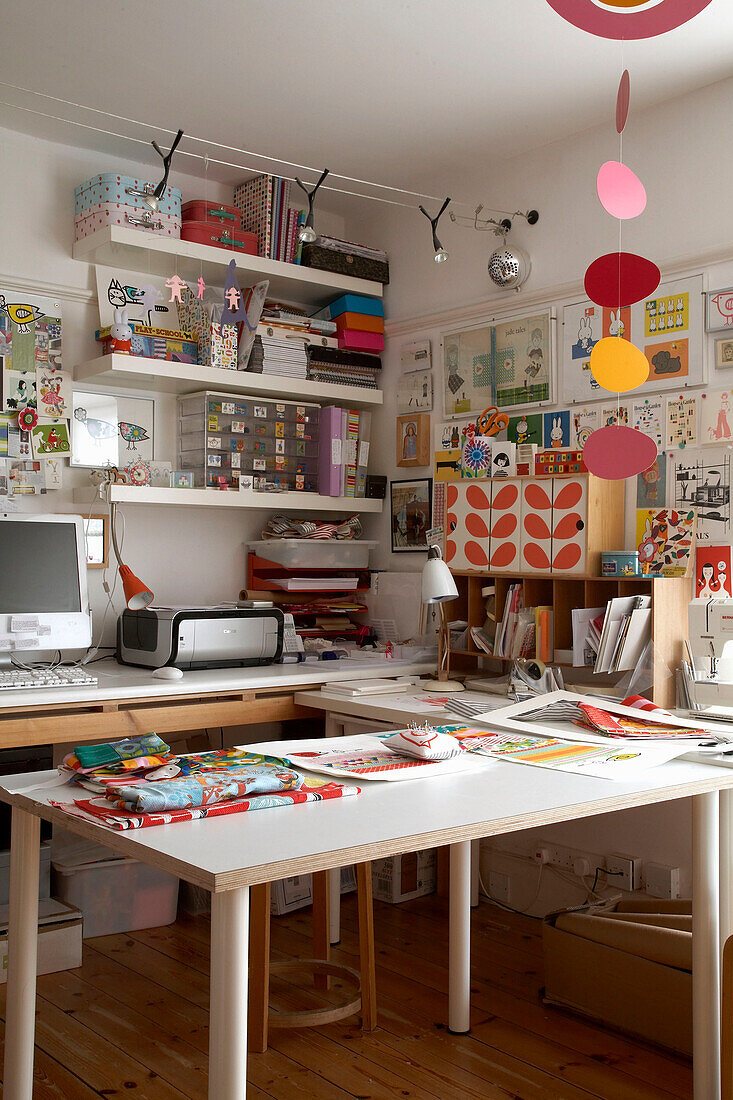 Schreibtische und Regale in der Designerwerkstatt