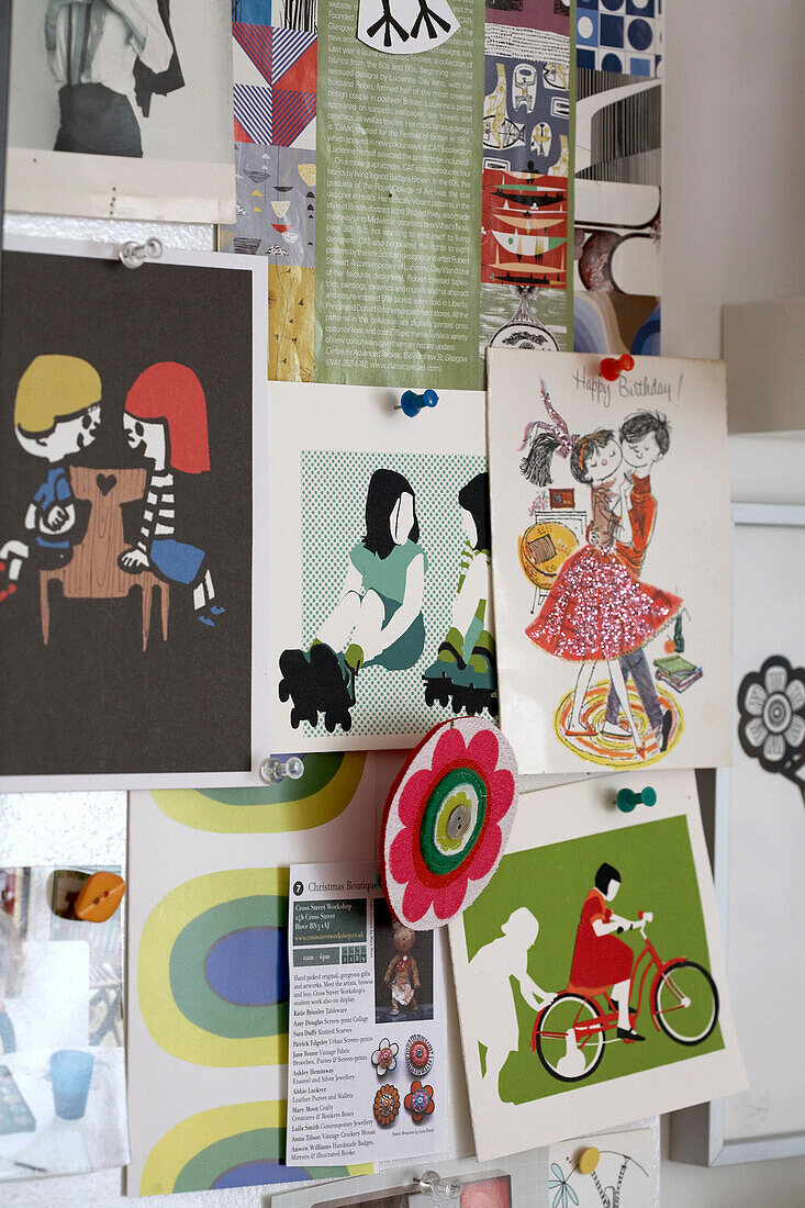 Drucke und Karten an der Wand eines Ateliers