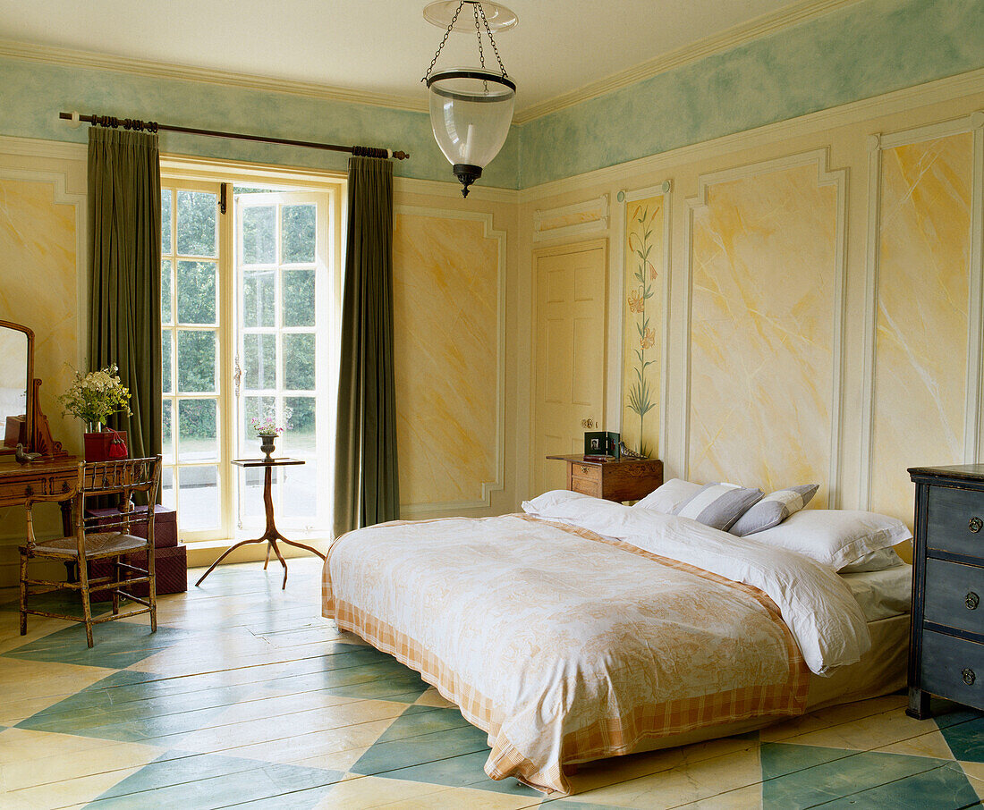 Gelbes und grünes Schlafzimmer mit geometrischem Muster auf dem Holzboden