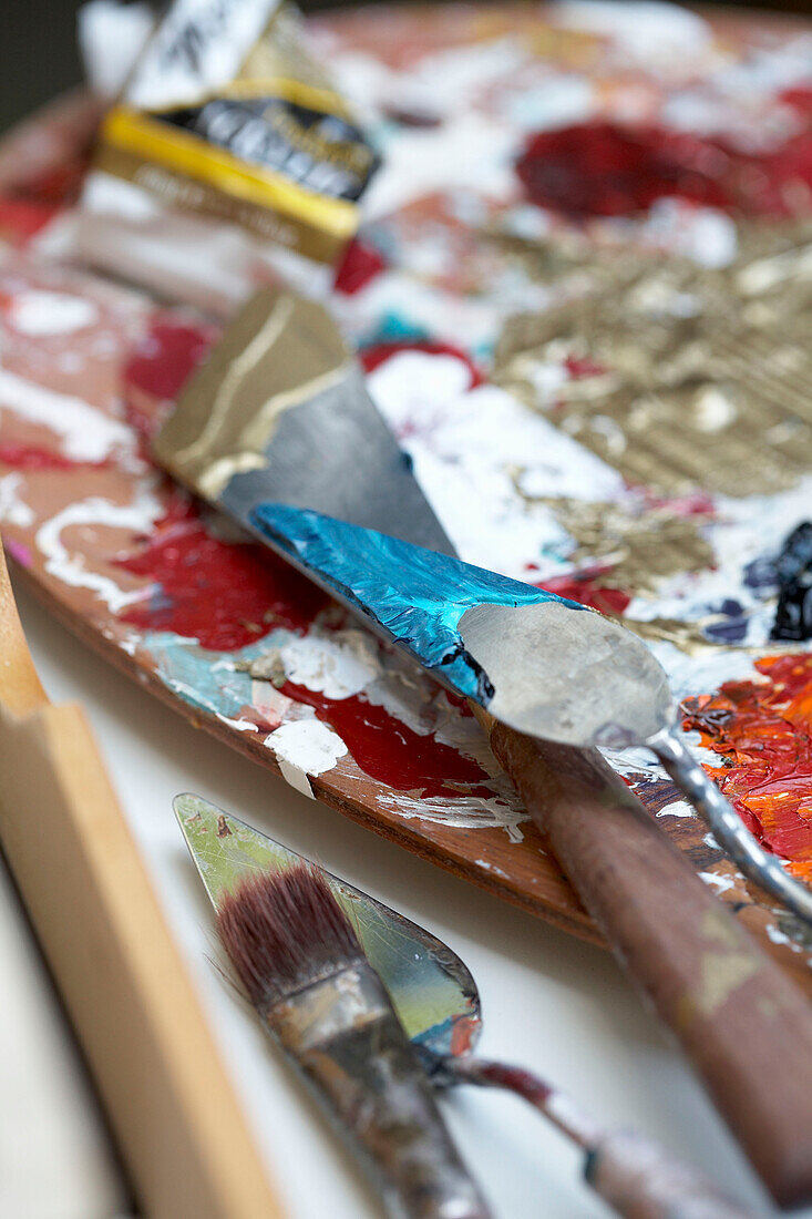 Farbpaletten und Pinsel in einer Werkstatt