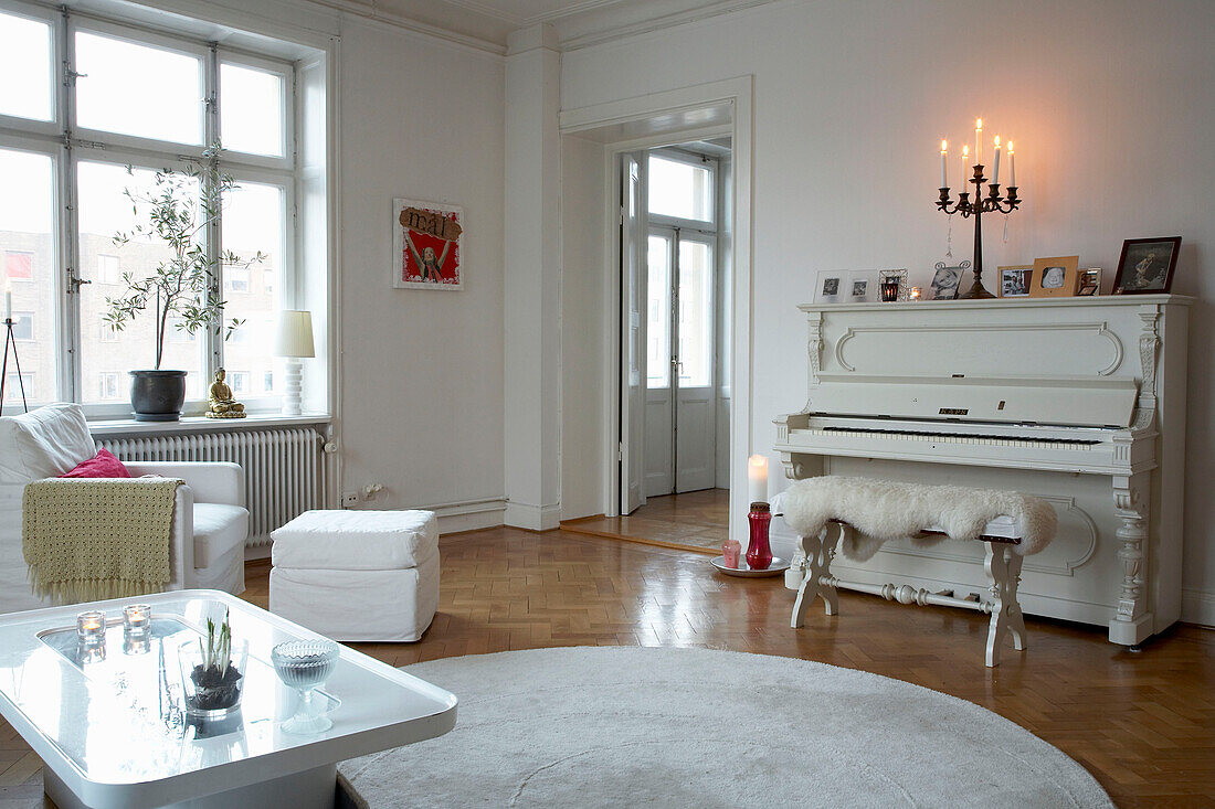 Sessel am Fenster mit Couchtisch und Klavier in einer Stockholmer Wohnung aus dem 20. Jh.