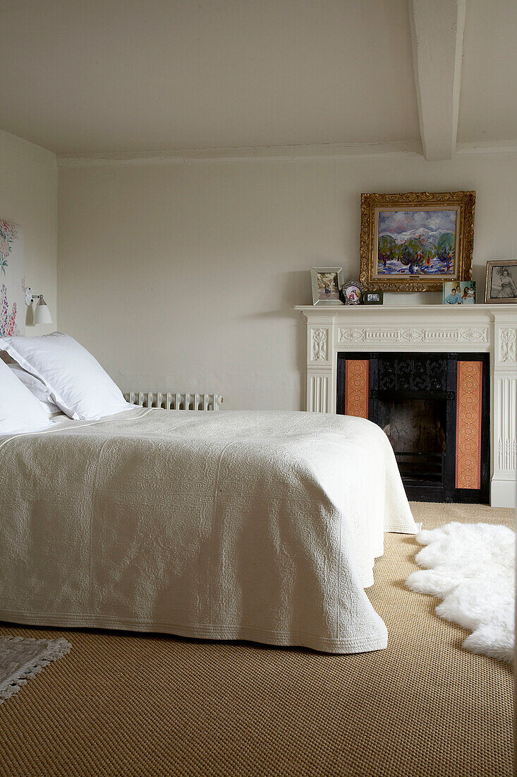 Überwurf auf Bett in einem Zimmer mit ursprünglichem Kamin in Rye, Sussex