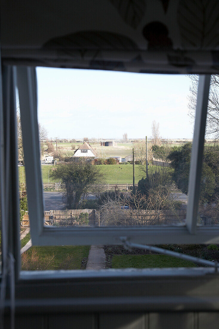 Blick durch ein offenes Fenster auf die Landschaft von Rye, Sussex
