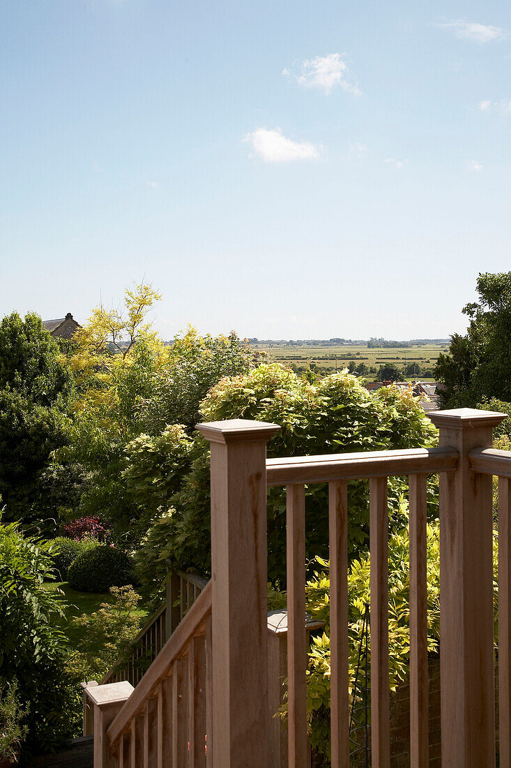 Holz-Handlauf eines Balkons zum Garten in Arundel, West Sussex