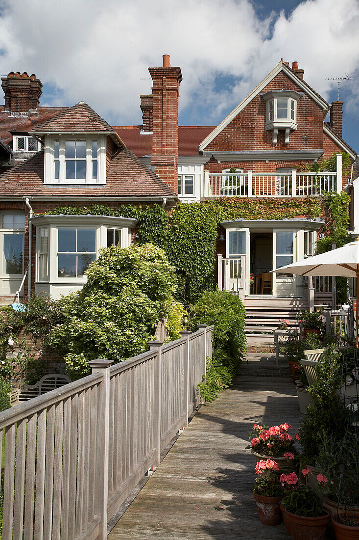 Backsteinhaus von Außen und Balkon zum Garten in Arundel, West Sussex