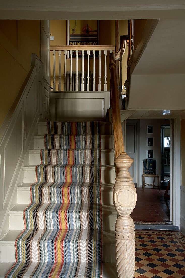 Gestreifter Teppich kontrastiert mit kariertem Boden in Eingangshalle, Rye, Sussex
