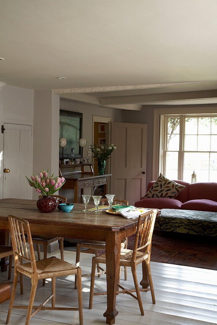 Esstisch und Stühle aus Holz mit Sofa in Cottage, Rye, Sussex