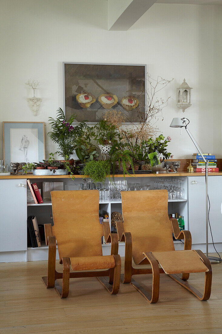 Zwei Designerstühle im Wohnzimmer mit Zimmerpflanzen