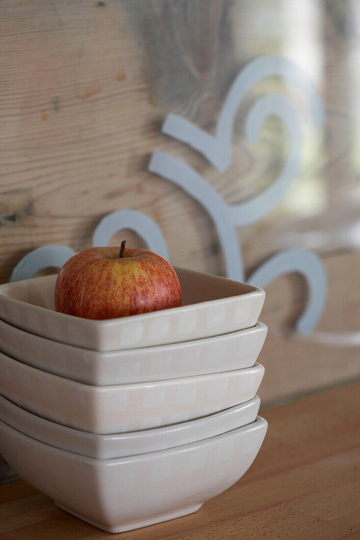 Roter Apfel in einem Stapel von Schalen