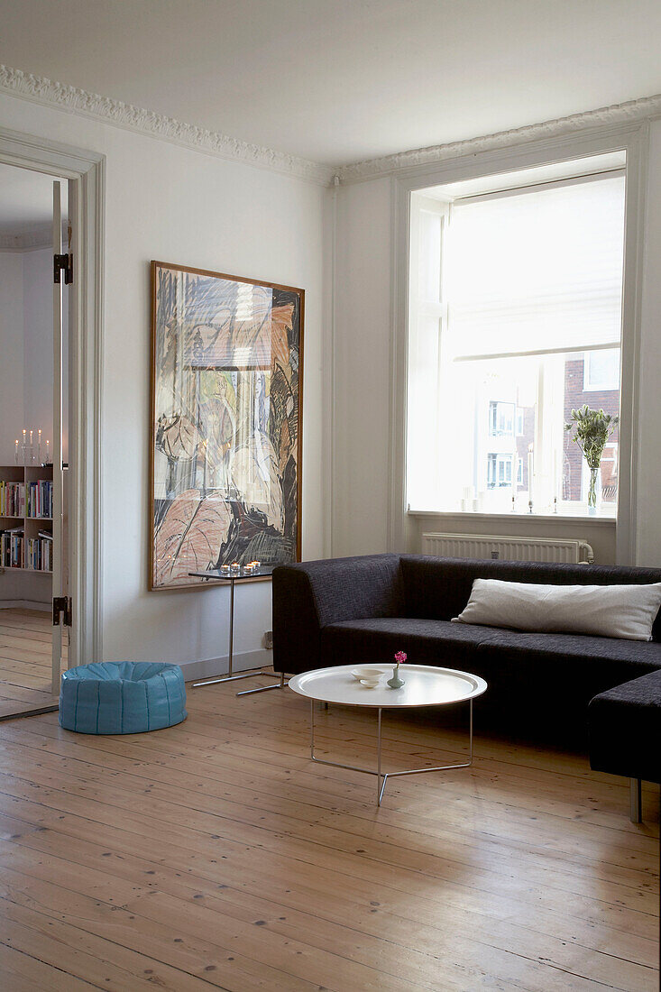 Modernes Wohnzimmer mit L-förmigem Sofa und  Wandleuchte