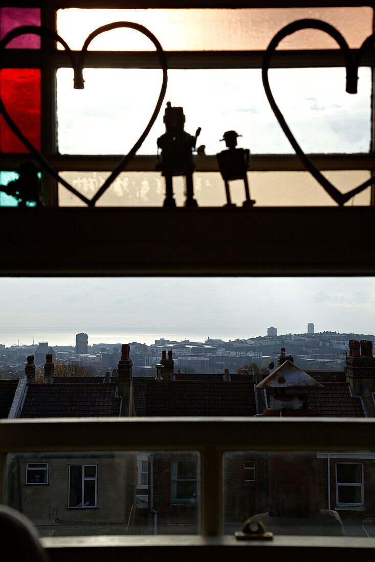 Blick durch das Kinderzimmerfenster eines Jungen über die Dächer von Brighton, UK