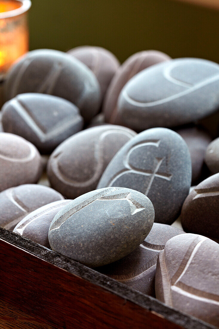 Geschnitzte Kieselsteine in einer Holzkiste Brighton, UK