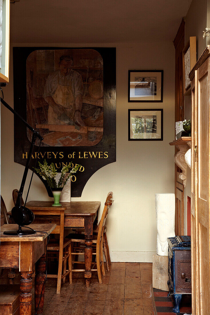 Esstisch aus Holz und Vintage-Kunstwerke in einem Haus in Brighton, Sussex, UK