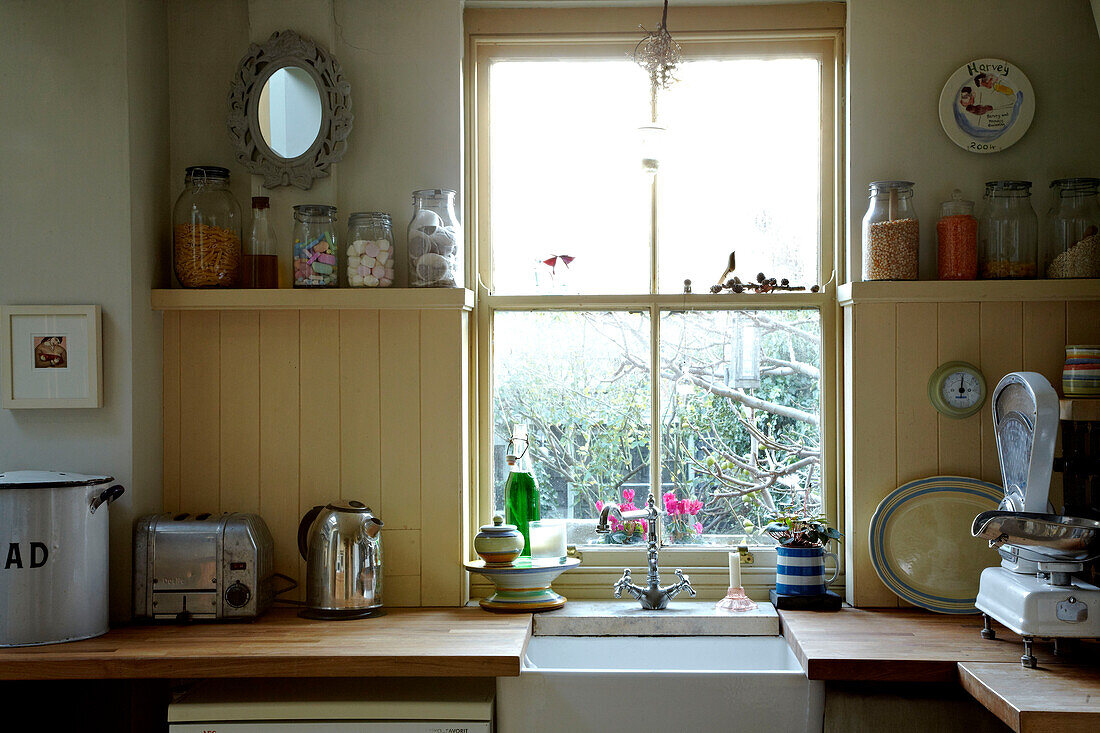 Schiebefenster über dem Waschbecken in einer Küche in Brighton, Sussex UK
