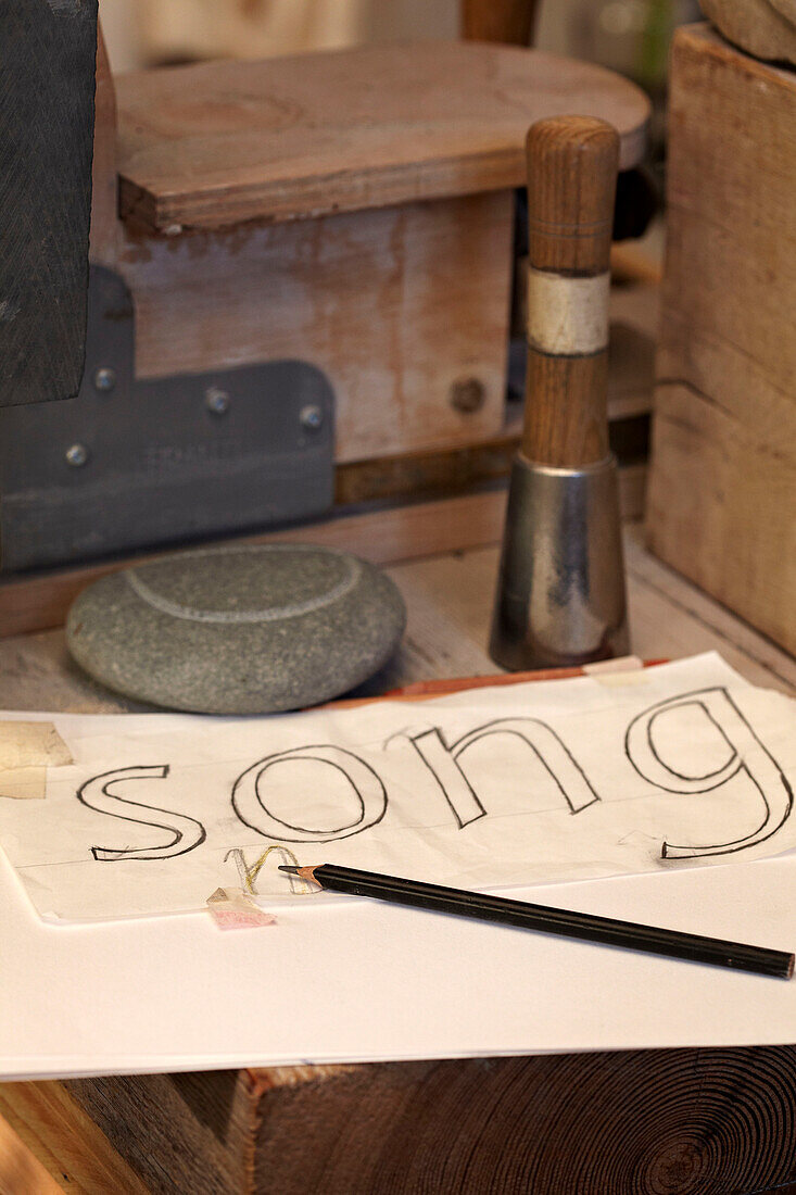 Bleistiftskizze für Schablone des Wortes 'song' im Haus eines Kunsthandwerkers in Brighton, Sussex, UK