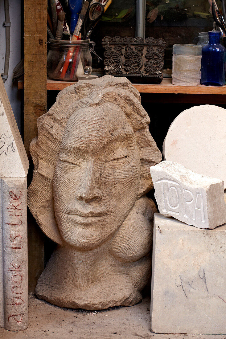 Geschnitzter Frauenkopf in der Werkstatt eines Hauses in Brighton, Sussex, UK