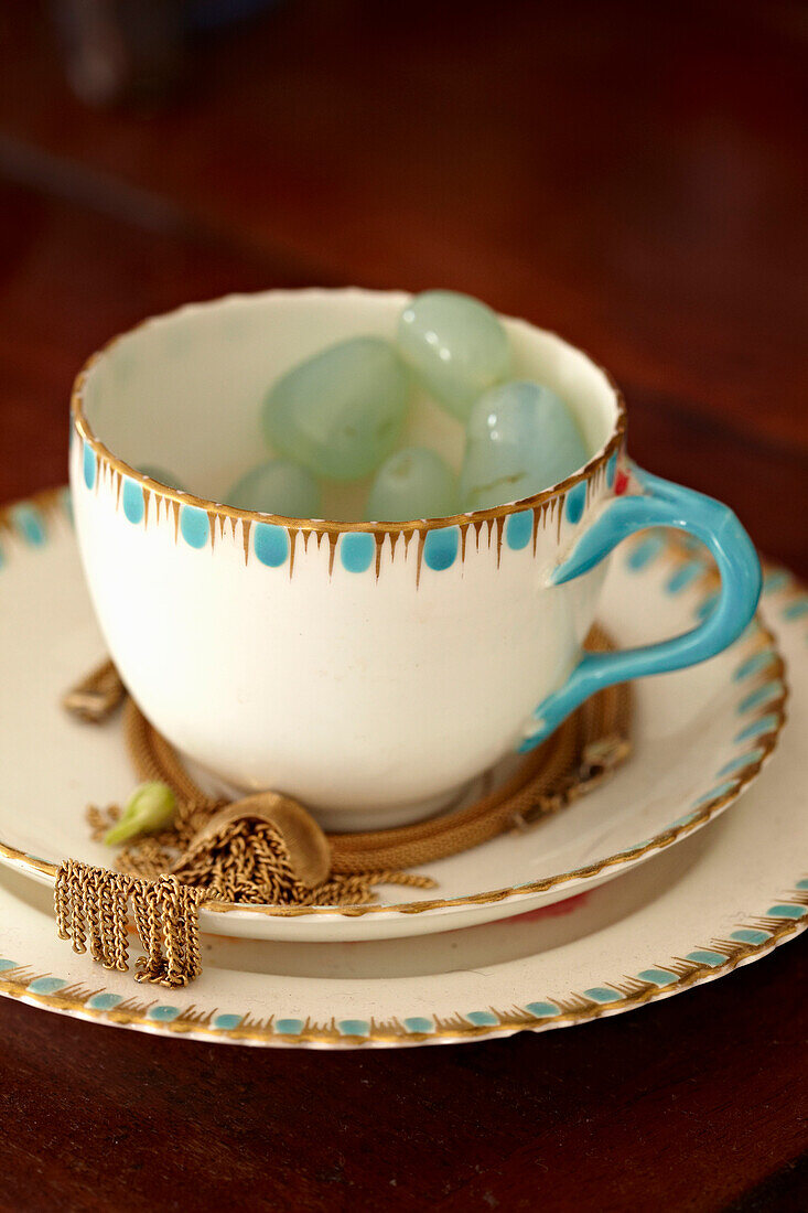 Vintage Teetasse und Untertasse mit Goldschmuck