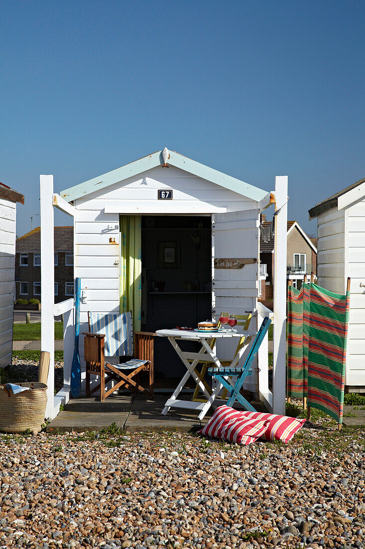 Strandhütte an der Küste von West Sussex, England, UK